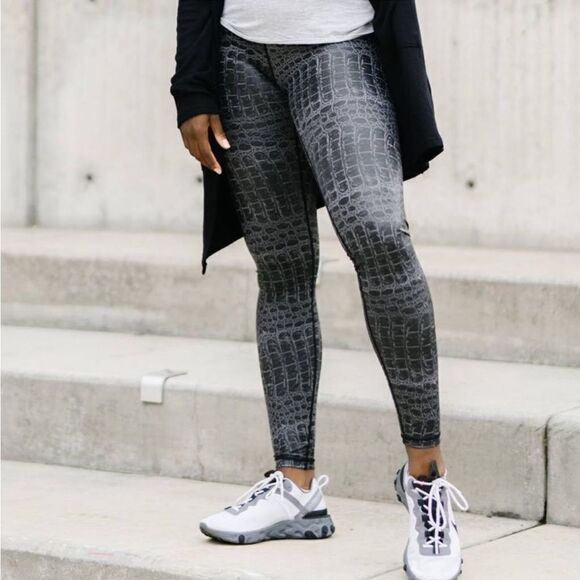 NEW WITH TAGS ZYIA ACTIVE GRAY ARMOR LIGHT N TIGHT 28” LEGGINGS SIZE 8-10 - Picture 11 of 11